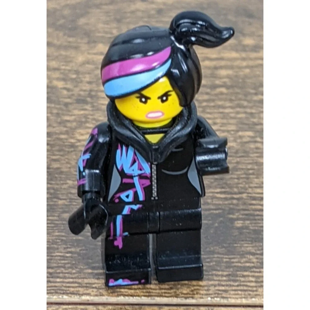 LEGO Wyldstyle Minifigure – The LEGO Movie – Black‎ Jacket & Streaked Hair